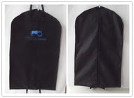 Accrocher en cuir de luxe de PVC brodent le protecteur de costume que le sac de vêtement continuent le noir de couverture de costume
